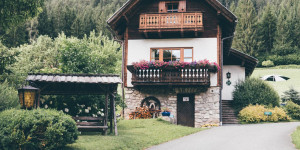 Beitragsbild des Blogbeitrags Acht Dinge, die jeder von zuhause am Land kennt 