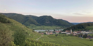 Beitragsbild des Blogbeitrags Die stimmungsvollsten Weinstraßen in Österreich 