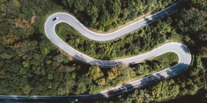Beitragsbild des Blogbeitrags Roadtrip durch Österreich: idyllische Land- und Bergstraßen für den perfekten Ausflug
