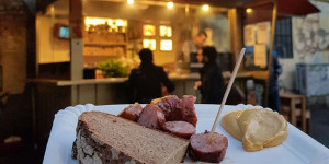 Beitragsbild des Blogbeitrags Unsere liebsten Würstelstandln in Wien 