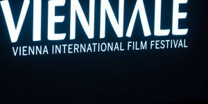 Beitragsbild des Blogbeitrags Gewinne 3×1 Viennale Package inklusive Festivalkatalog