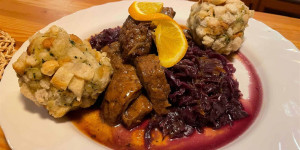 Beitragsbild des Blogbeitrags Vegansl: Wo du in Wien veganes Gansl bekommst