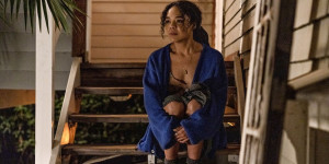 Beitragsbild des Blogbeitrags Gewinne 3×2 Tickets für den Viennale-Film The Listener