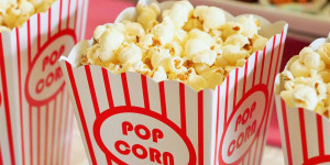 Beitragsbild des Blogbeitrags Kino zum Frühstück: Wo du in Österreich Frühstück und Film kombinieren kannst
