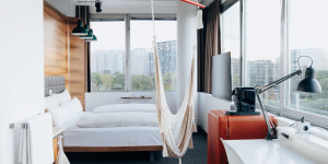 Beitragsbild des Blogbeitrags Champagner-Knopf und Sauna am Dach: 5 Hotels in Österreich mit dem gewissen Etwas