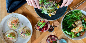 Beitragsbild des Blogbeitrags Essen bestellen in Wien: 5 Restaurants für eure guten Vorsätze 2023