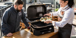 Beitragsbild des Blogbeitrags Gewinne Webers neuen Lumin-Elektrogrill: Die coolsten Rezepte für deine Grillparty am Balkon