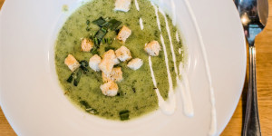 Beitragsbild des Blogbeitrags Rezept für Bärlauchcremesuppe vom Gasthaus Nigls
