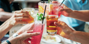 Beitragsbild des Blogbeitrags Die besten Cocktailrezepte: 6 Sommerdrinks und wie ihr sie einfach selbst zubereitet