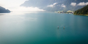 Beitragsbild des Blogbeitrags Die schönsten Plätze zum Stand-Up-Paddeln in Österreich 