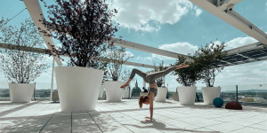 Beitragsbild des Blogbeitrags Outdoor-Yoga im Sommer in Wien