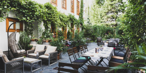Beitragsbild des Blogbeitrags Die schönsten Gastgärten in Innenhöfen in Wien 