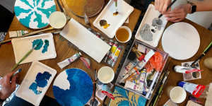Beitragsbild des Blogbeitrags Malen, Töpfern, Kino: Coole Events mit Weinbegleitung in Wien
