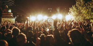 Beitragsbild des Blogbeitrags Newsletter-Gewinnspiel: Gewinne 2×2 Tickets für die Silent Disco Beachtour in Wien