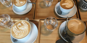 Beitragsbild des Blogbeitrags 7 beliebte Cafés im 22. Bezirk 