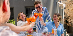 Beitragsbild des Blogbeitrags Von Aperol Spritz bis Bruschetta: Must-haves für eure sommerliche Aperitivo-Party 