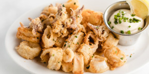 Beitragsbild des Blogbeitrags Wir suchen die besten Calamari fritti in Wien 