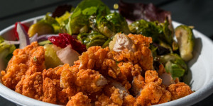 Beitragsbild des Blogbeitrags Wo gibt es den besten Backhendlsalat in Wien?