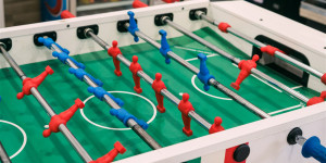 Beitragsbild des Blogbeitrags Tischfußball: 10 Lokale zum Wuzzeln in Wien 