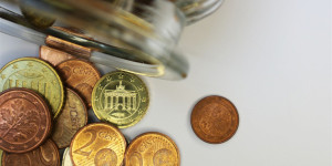 Beitragsbild des Blogbeitrags Die eigenen Finanzen fest im Griff: 4 Tipps für den besseren Umgang mit Geld 