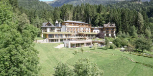 Beitragsbild des Blogbeitrags 3 nachhaltige Unterkünfte für einen Wellness-Urlaub in Österreich