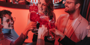 Beitragsbild des Blogbeitrags Viennale 2023: Die coolsten Events, wo ihr Campari Spritz bekommt
