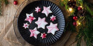 Beitragsbild des Blogbeitrags Köstlich, easy, stylisch: Rezepte für Weihnachtskekse mit marmorierter Glasur
