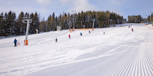 Beitragsbild des Blogbeitrags 9 Skigebiete in Österreich, in denen ihr günstig Ski fahren könnt
