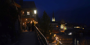 Beitragsbild des Blogbeitrags 8 romantische Fackelwanderungen in Österreich