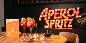 Beitragsbild des Blogbeitrags Aperol in Kitzbühel: 4 Bars und Restaurants für Aperitif im Winter