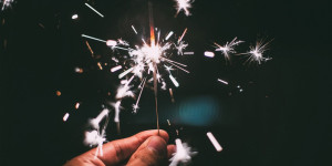 Beitragsbild des Blogbeitrags Unser Senf: Warum Silvester der überbewertetste Abend des Jahres ist