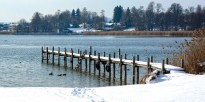 Beitragsbild des Blogbeitrags 5 Tipps für einen winterlichen Ausflug an den Chiemsee