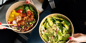 Beitragsbild des Blogbeitrags Vegan Essen bestellen in Wien: Restaurants & Dishes für jeden Tag