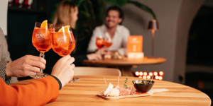 Beitragsbild des Blogbeitrags Aperol Spritz in Kitzbühel: Bars und Restaurants für Aperitif im Winter