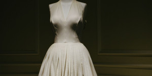 Beitragsbild des Blogbeitrags Abendkleid, Frack & Co.: Wo ihr in Wien Ballmode leihen könnt