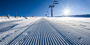 Beitragsbild des Blogbeitrags Stadtflucht mit den Öffis: Wintersport rund um Wien