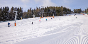 Beitragsbild des Blogbeitrags 8 Skigebiete in Österreich, in denen ihr günstig Ski fahren könnt 