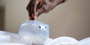 Beitragsbild des Blogbeitrags Finanzielle Selbstbestimmung: Wie ihr trotz Inflation Geld sparen könnt 