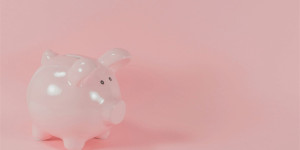 Beitragsbild des Blogbeitrags 7 Tipps, mit denen man im Alltag Geld sparen kann 