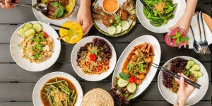 Beitragsbild des Blogbeitrags Kulinarisches Fernweh stillen: Tipps für Essen bestellen aus aller Welt