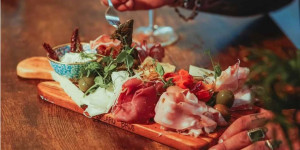 Beitragsbild des Blogbeitrags Die 12 besten Feinkostläden in Wien