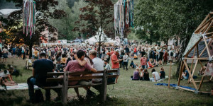 Beitragsbild des Blogbeitrags 9 Festivals 2024 mit Öffi-Anbindung in und um Österreich 