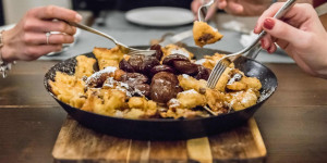 Beitragsbild des Blogbeitrags Newsletter-Gewinnspiel: Gewinne 2×2 Plätze im Kaiserschmarrn-Kochkurs von Wien mal anders 