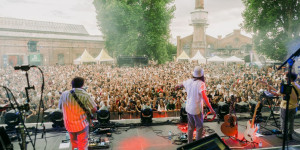Beitragsbild des Blogbeitrags Gewinne 2×2 Tickets für Bon Jour im Flex + Debütalbum auf Vinyl