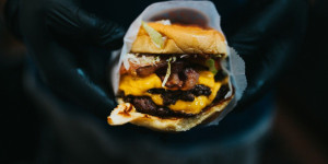 Beitragsbild des Blogbeitrags 6 Adressen für Smash Burger in Wien