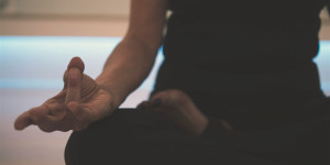 Beitragsbild des Blogbeitrags Newsletter-Gewinnspiel: Gewinne 1×2 Tickets für eine Vinyasa Flow Yoga-Einheit in Wien