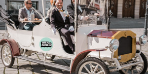 Beitragsbild des Blogbeitrags Newsletter-Gewinnspiel: Gewinne 1×4 Plätze für eine Stadtrundfahrt durch Wien im Oldtimer