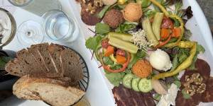 Beitragsbild des Blogbeitrags 7 Heurige in und um Wien mit veganem Angebot