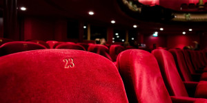 Beitragsbild des Blogbeitrags Newsletter-Gewinnspiel: Gewinne 2×2 Kinotickets + Buch zu „Die Herrlichkeit des Lebens“