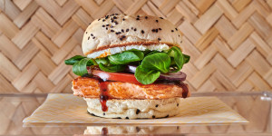 Beitragsbild des Blogbeitrags Newsletter-Gewinnspiel: Gewinne 2×2 Gutscheine für ein Menü bei Shiso Burger